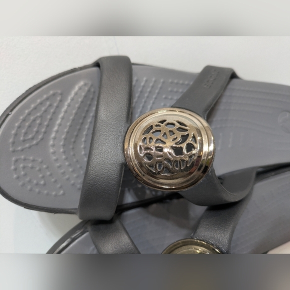 Crocs Sanrah Sandals Black Gold Leaf Embellishment Style 14958‎ Size 7 Disc - Picture 3 of 6